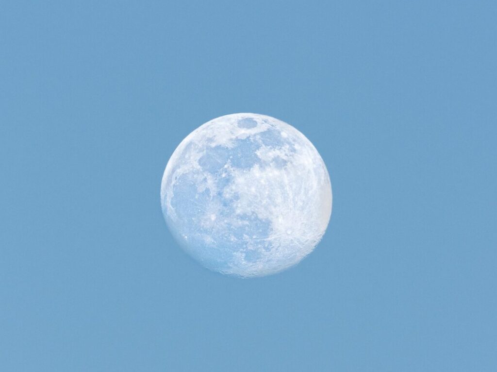 Full moon march. Голубая Луна 2021. Луна яйцо. Соль Хи Луна Сноу. Moon in May.